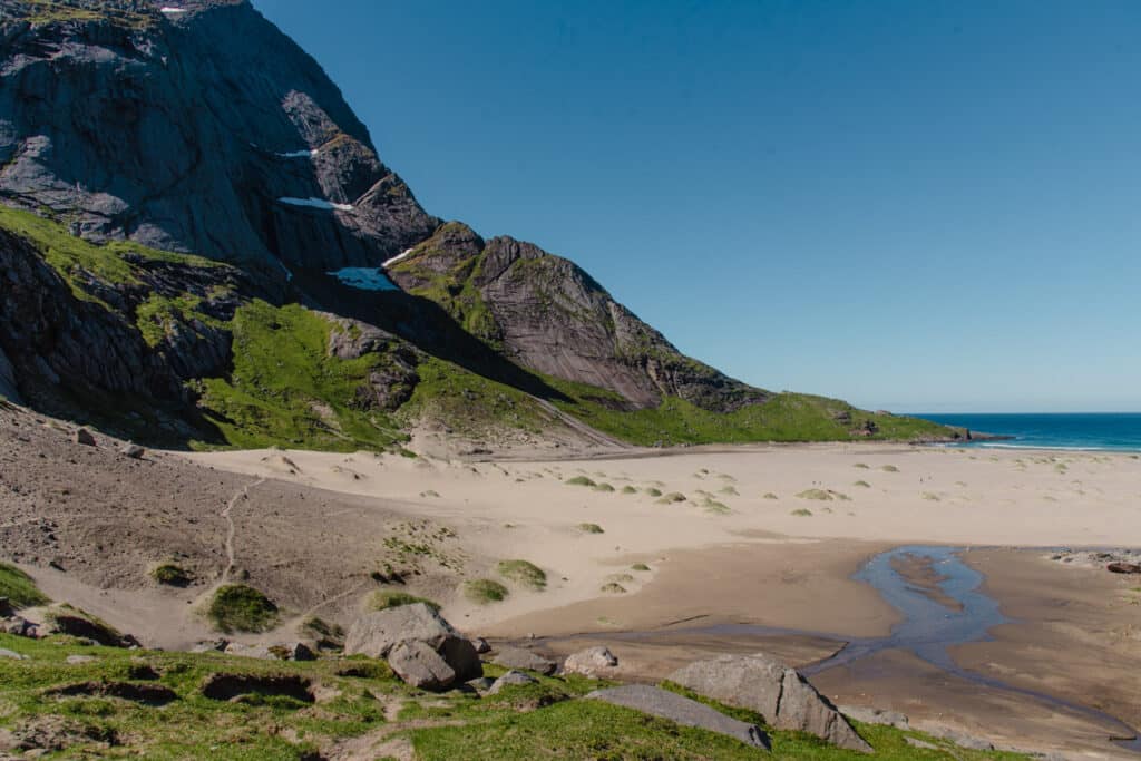 Der Bunes Strand auf den Lofoten am Ende des Reine Fjords