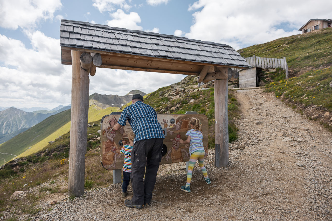 Goldener Mann Weg Fiss Serfaus Ladis Abenteuerweg Tirol Wandern mit Kindern