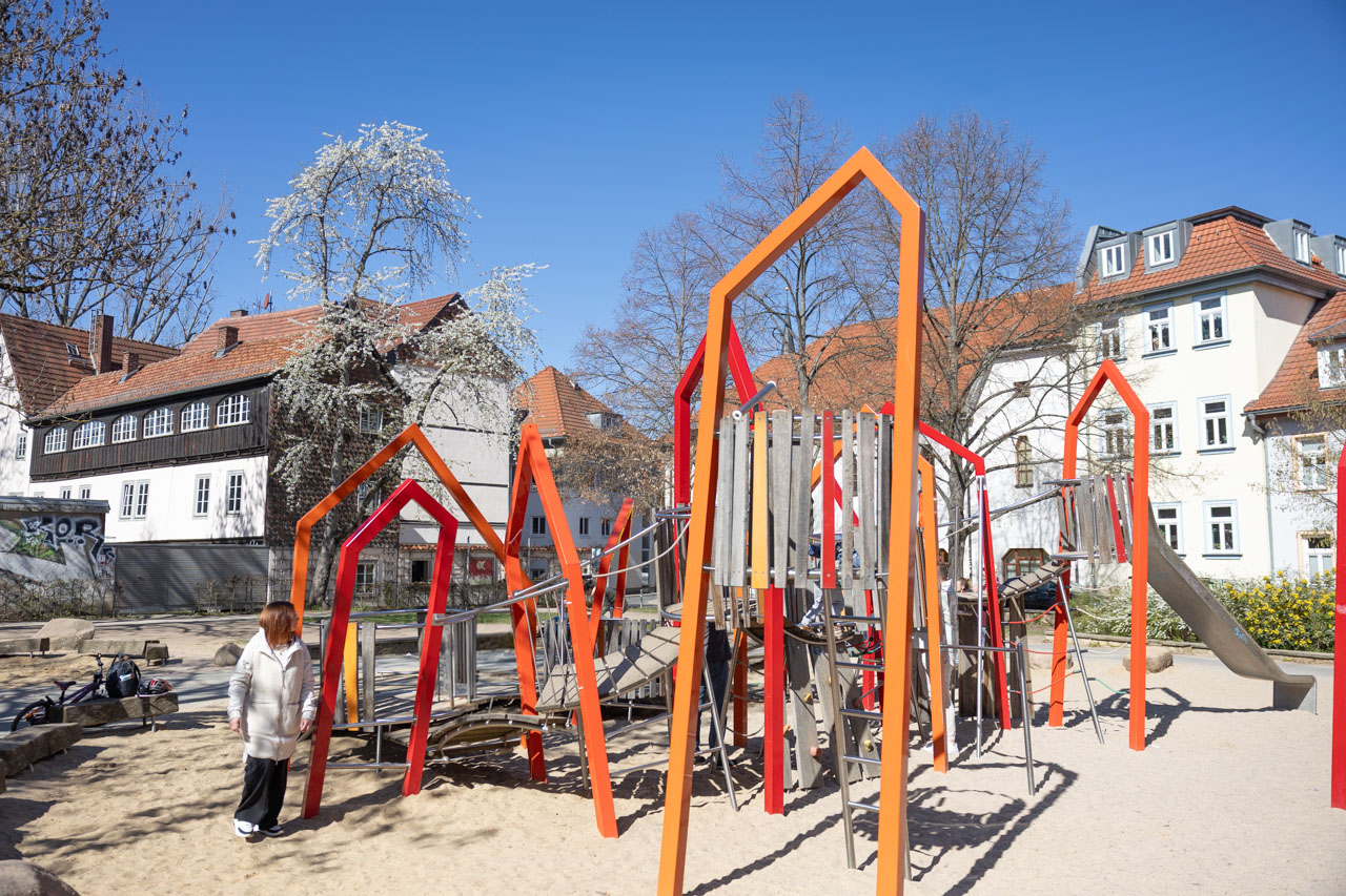 Erfurt mit Kindern entdecken Altstadt Sehenswürdigkeit KiKa Figuren Krämerbrücke egapark Spielplatz hinter der Krämerbrücke
