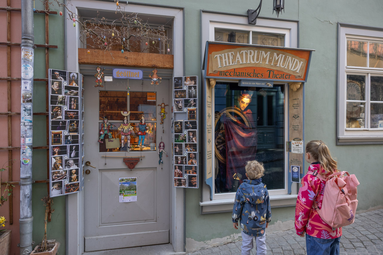 Erfurt mit Kindern entdecken Altstadt Sehenswürdigkeit KiKa Figuren Krämerbrücke egapark